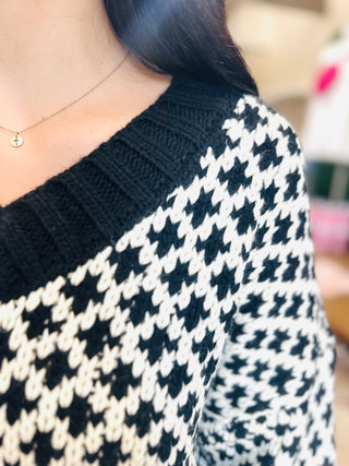 OVERSIZED GRAPHIC SWEATER