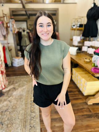 SLEEVELESS STAPLE