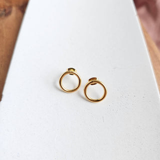 ORIANA STUDS MEDIUM