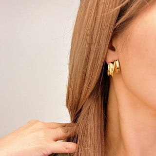 KELLY GOLD HOOP EARRINGS