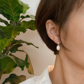 CLASSY PEARL EARRINGS
